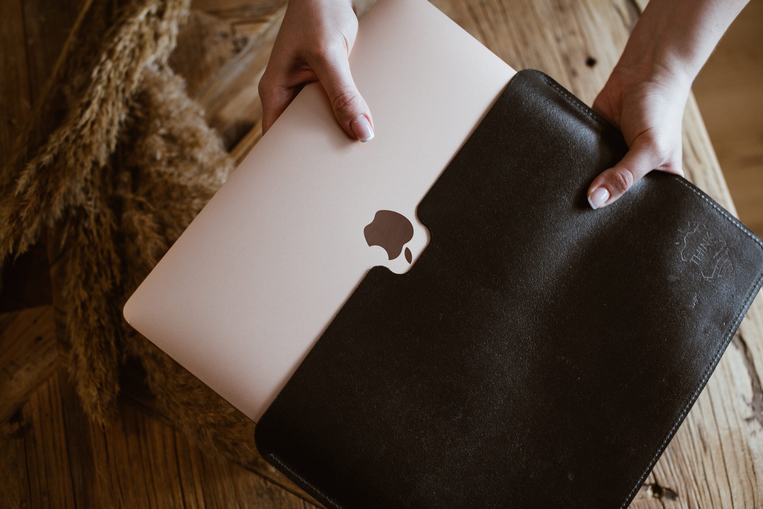 Skórzane etui na MacBook 16" Pro - czarne-0